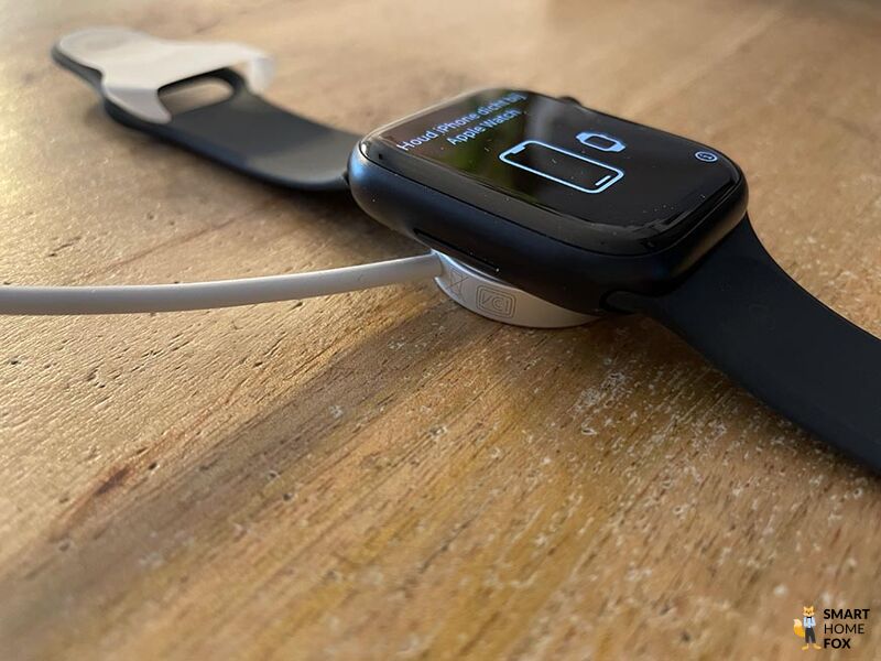 Man sieht die Apple Watch 7 beim Laden.